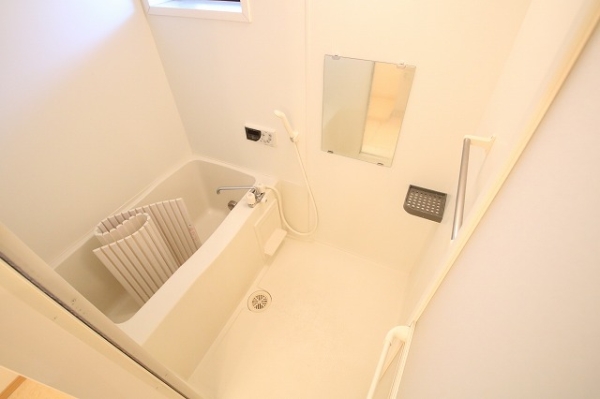 バス・シャワールーム　清潔感のあるバスルーム。鏡付きで便利。