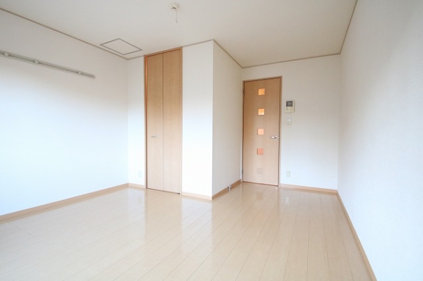 その他部屋・スペース　収納完備の洋室。明るい床で開放感。