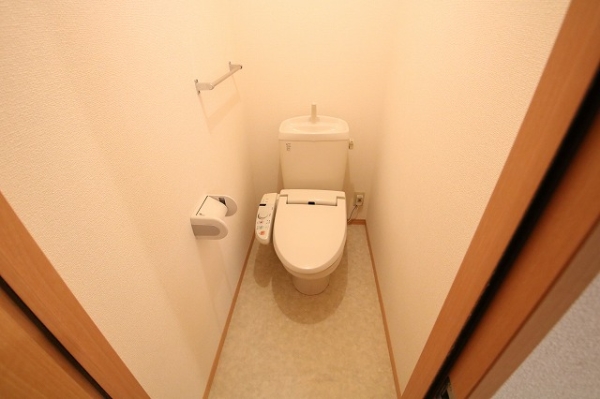 トイレ　温水洗浄便座付きトイレ。明るく落ち着いた空間。