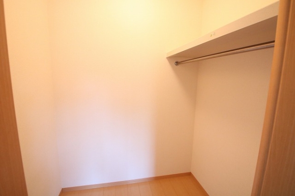 収納　大人気設備のウォークインクローゼット　衣類や小物など大量収納