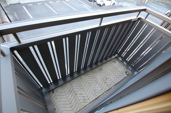 バルコニー　小ぶりながらも専用のベランダありで洗濯物干し◎