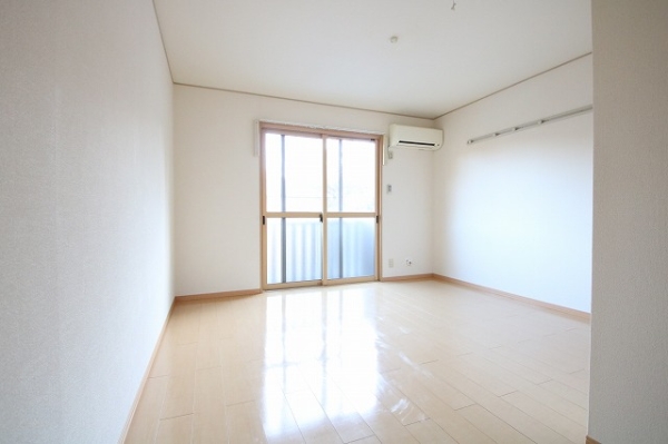 居室・リビング　エアコン付きの居室。大きな窓で明るく快適。