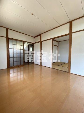 居室・リビング　２面採光の明るい洋室です