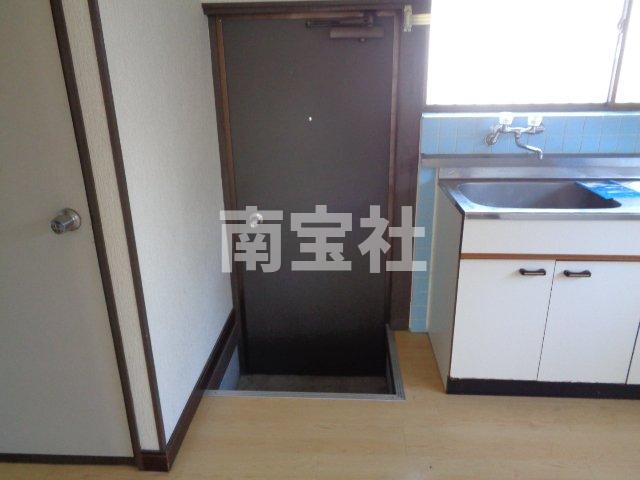 玄関　キッチン横は玄関です