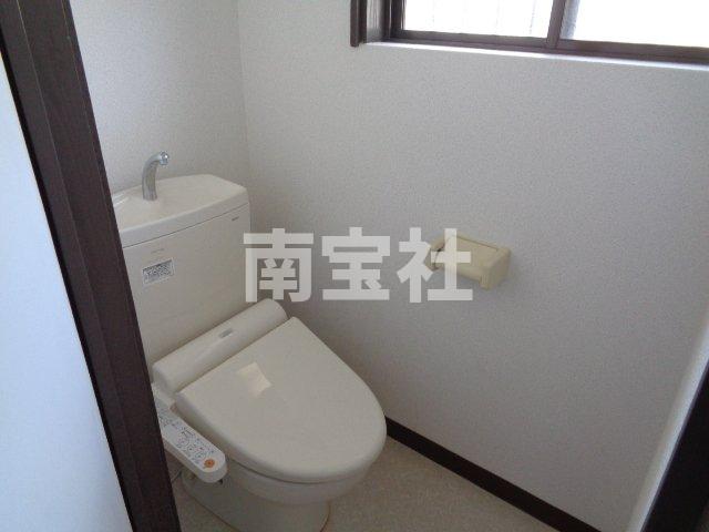 トイレ　温水洗浄便座ついてます