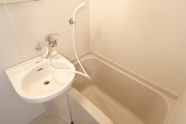 バス・シャワールーム　バストイレ別なのでゆったり癒しのバスタイムを満喫できますね♪