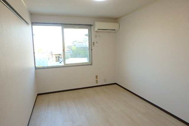 居室・リビング　白を基調とした室内でお部屋を明るく演出してくれます！