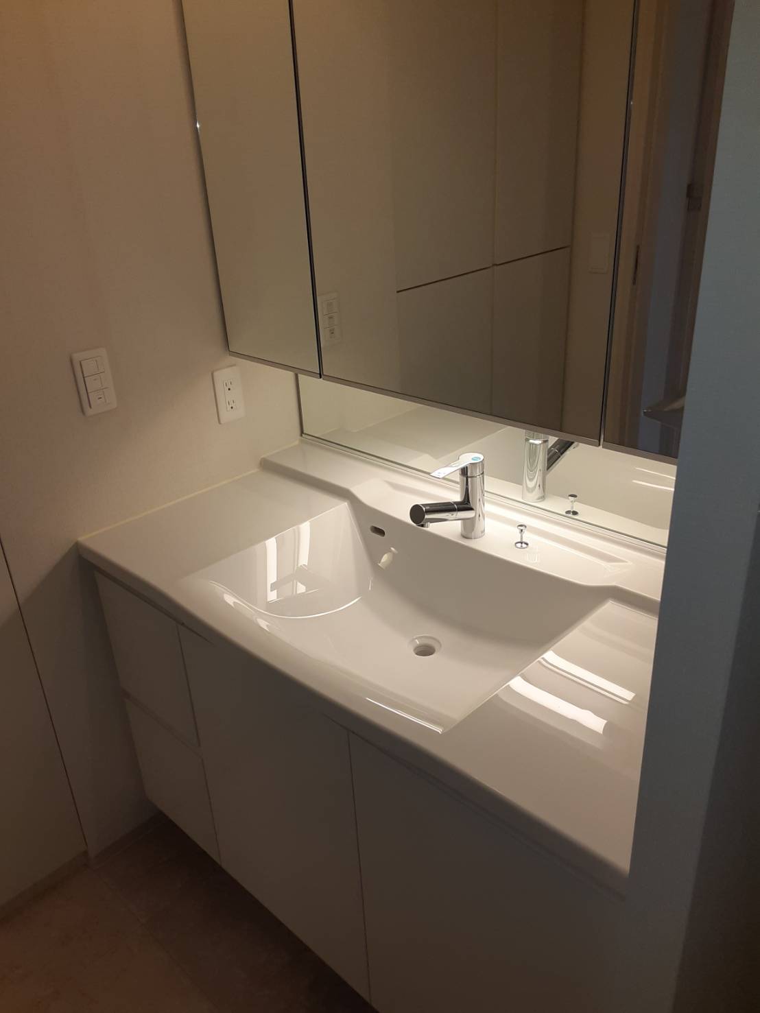 洗面設備　明るい洗面所です