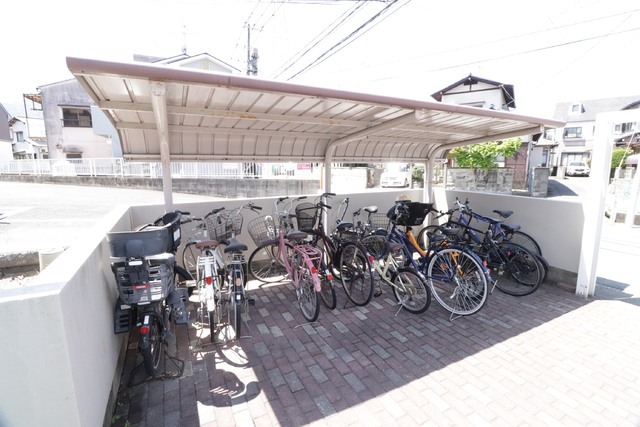 その他　道路からは余裕をもって出し入れできますね♪