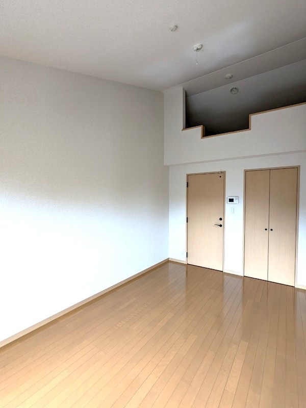 居室・リビング　ロフト付きで天井が高く開放感のあるお部屋です。