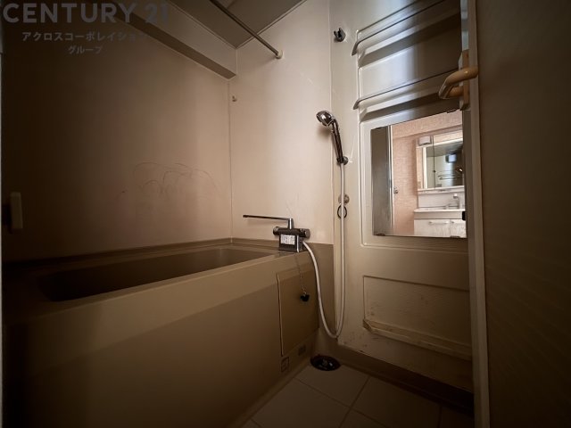 バス・シャワールーム　シンプルな浴室