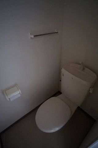 トイレ　写真は別のお部屋のものでございます