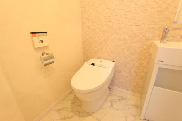 トイレ　温水洗浄便座付きです