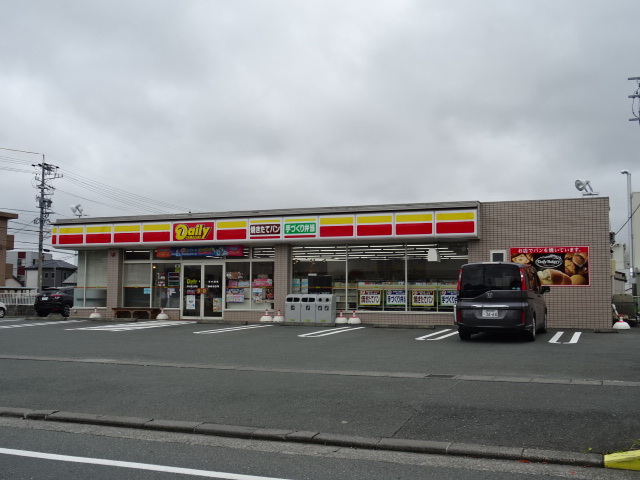 コンビニ　デイリーヤマザキ（コンビニ）まで657m