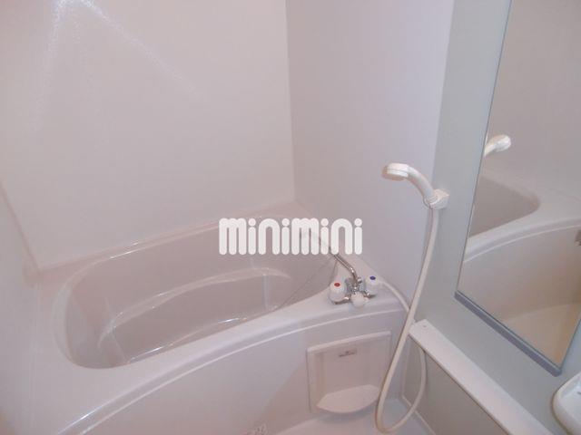 バス・シャワールーム　鏡付きの浴室です。