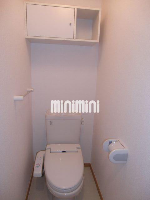 トイレ　シャワー付きのトイレで小棚付き