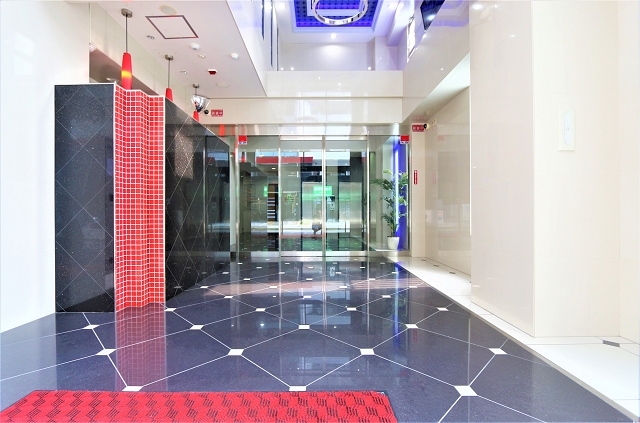 エントランス　まるでホテルのような高級感あるエントランスでお出迎え