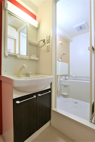 バス・シャワールーム　一日の汗や疲れはこちらで洗い流してください