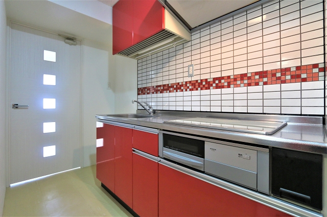 キッチン　ワイドサイズのシステムキッチンで調理スペース広々