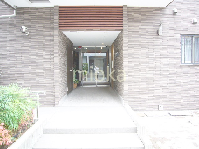 エントランス　落ち着いたエントランスです