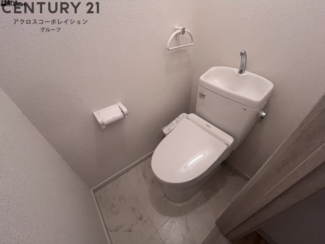 トイレ　温水洗浄便座付きのトイレです♪