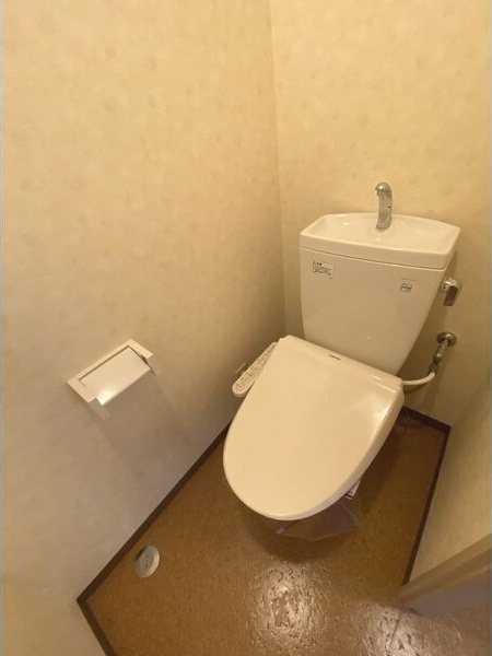 トイレ　※写真は同じマンションの違う部屋のものになります。