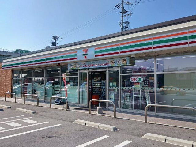 コンビニ　セブンイレブン（コンビニ）まで400m