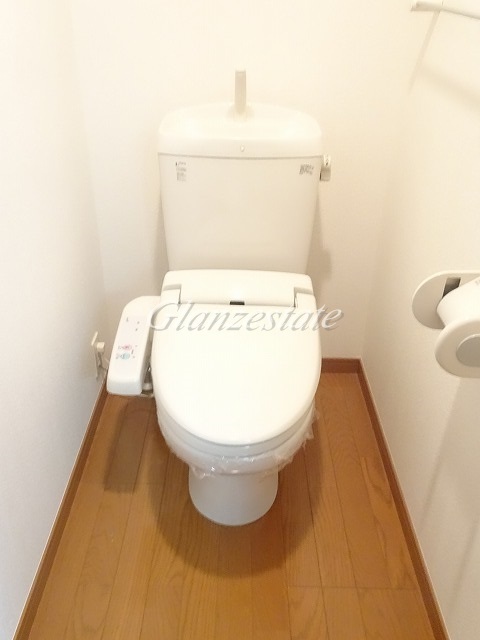 トイレ　落ち着いた色調のトイレです
