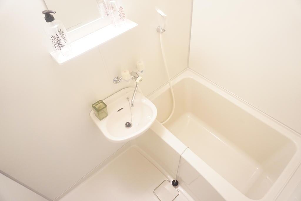 バス・シャワールーム　同形の別部屋の写真です