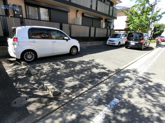 【オーク・ソフィアII棟の駐車場】