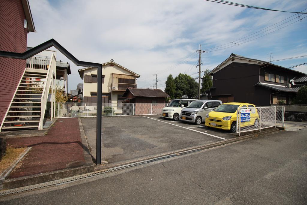 【橿原市四条町のアパートの駐車場】