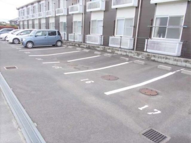 【高松市川島東町のアパートの駐車場】