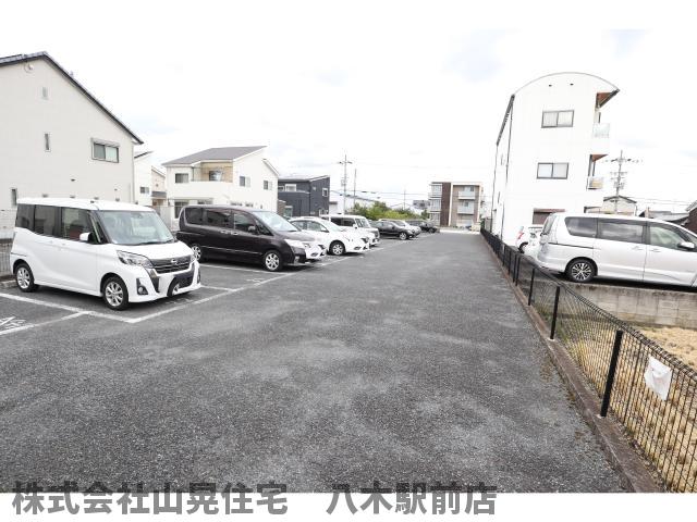 【橿原市十市町のマンションの駐車場】