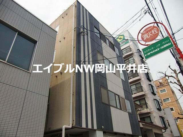 【岡山市中区門田屋敷のマンションの建物外観】