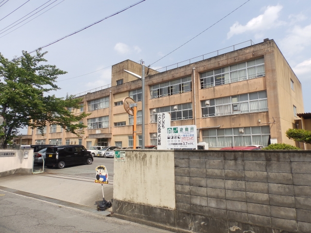 【津市一身田平野のマンションの小学校】