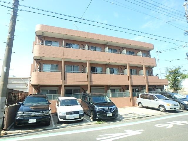 横浜市鶴見区仲通のマンションの建物外観