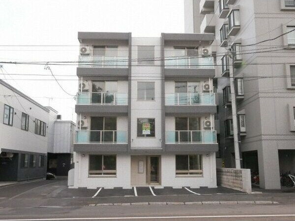 札幌市中央区南十九条西のマンションの建物外観