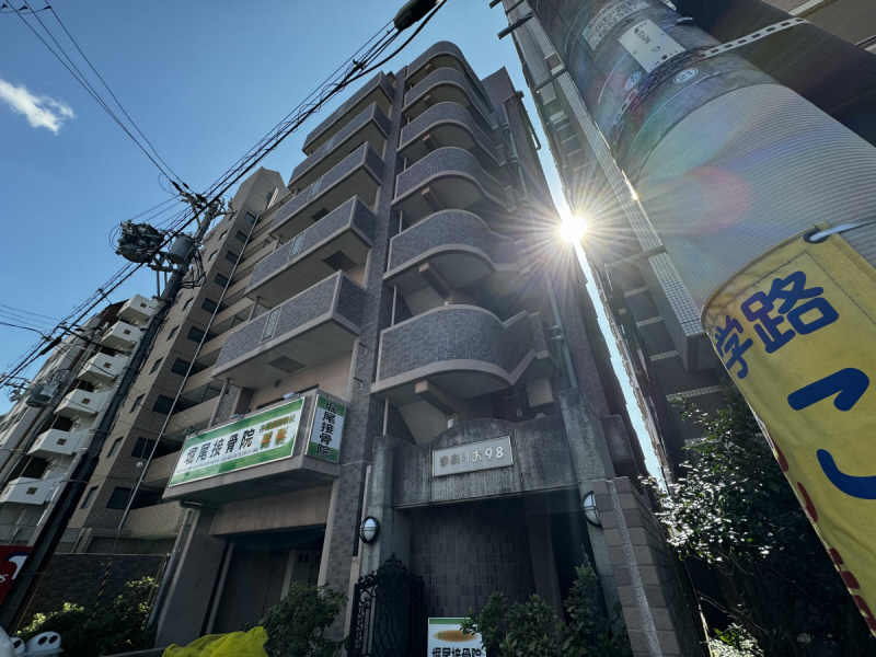 明石市東仲ノ町のマンションの建物外観