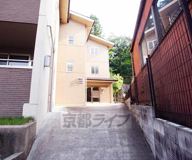 京都市左京区北白川瓜生山町のマンションの建物外観