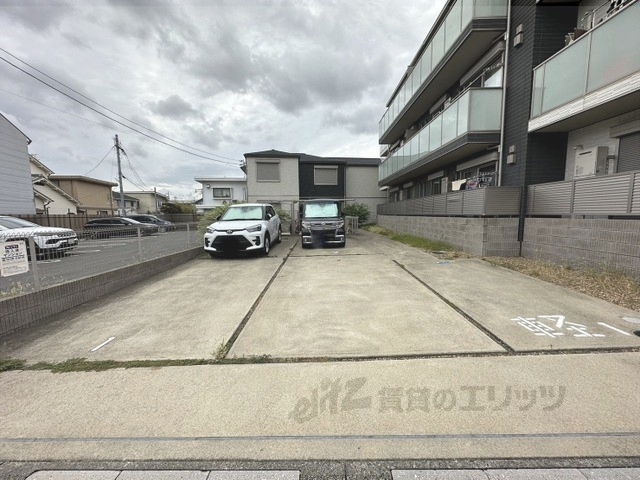 【城陽市久世のマンションの駐車場】