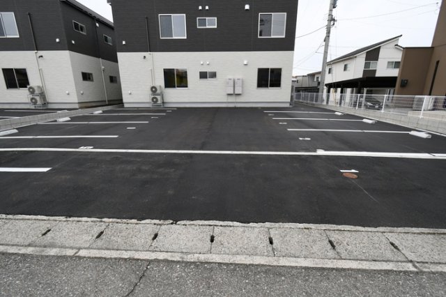 【富山市本郷町のアパートの駐車場】