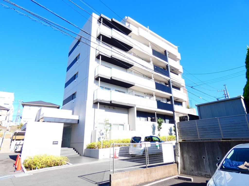 松戸市小根本のマンションの建物外観