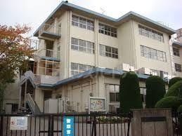 【松戸市小根本のマンションの小学校】