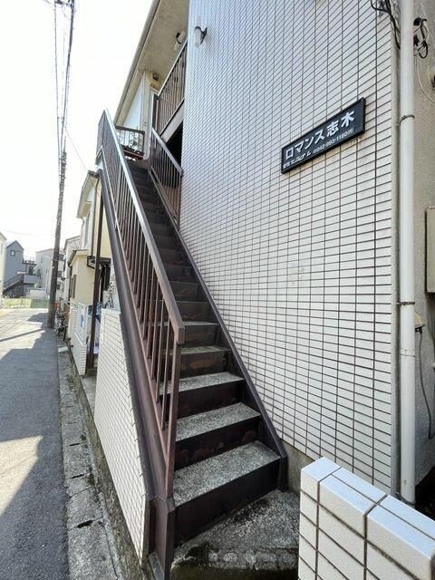 【志木市柏町のアパートのエントランス】