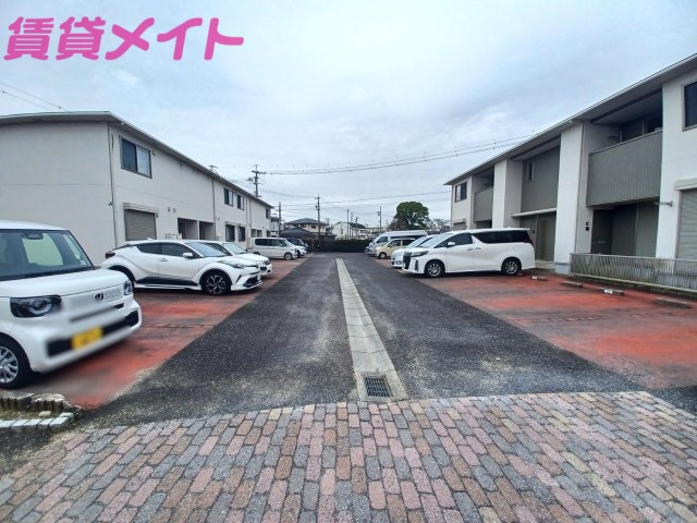 【鈴鹿市平田新町のアパートの駐車場】