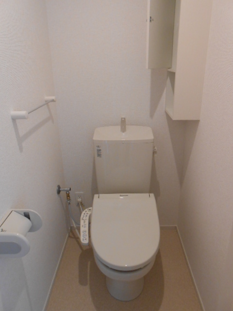 トイレ　温水洗浄便座完備・小物収納棚あり