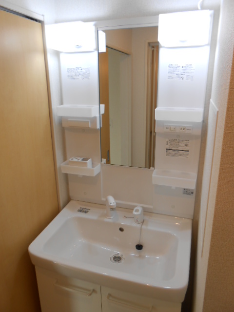 洗面設備　シャワー付洗面化粧台・屋内洗濯機置場完備