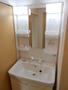 洗面設備　シャワー付洗面化粧台・屋内洗濯機置場完備