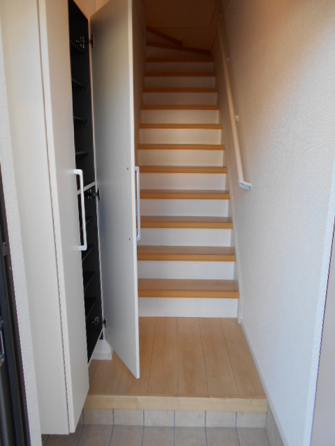 玄関　天井高シューズクローゼット完備・玄関収納庫あり