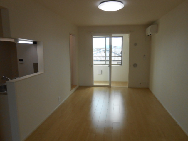 居室・リビング　南面リビング（エアコン完備）・全室照明完備